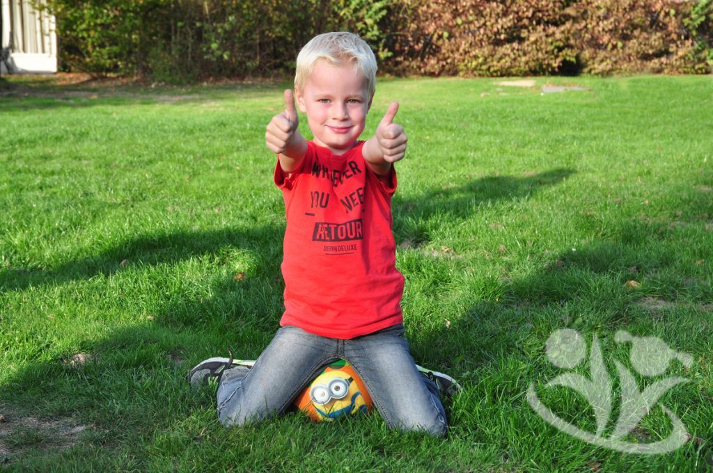 kind met bal buiten